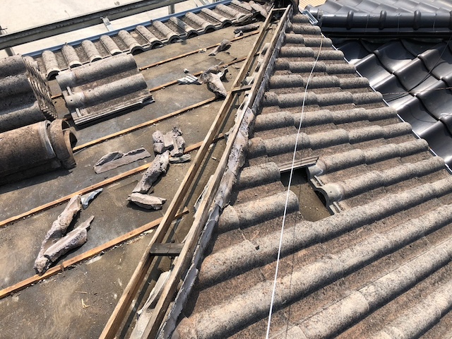 八尾市セメント瓦からスレート屋根へ葺き替え工事を実施・野地板や防水シートの下地メンテナンス